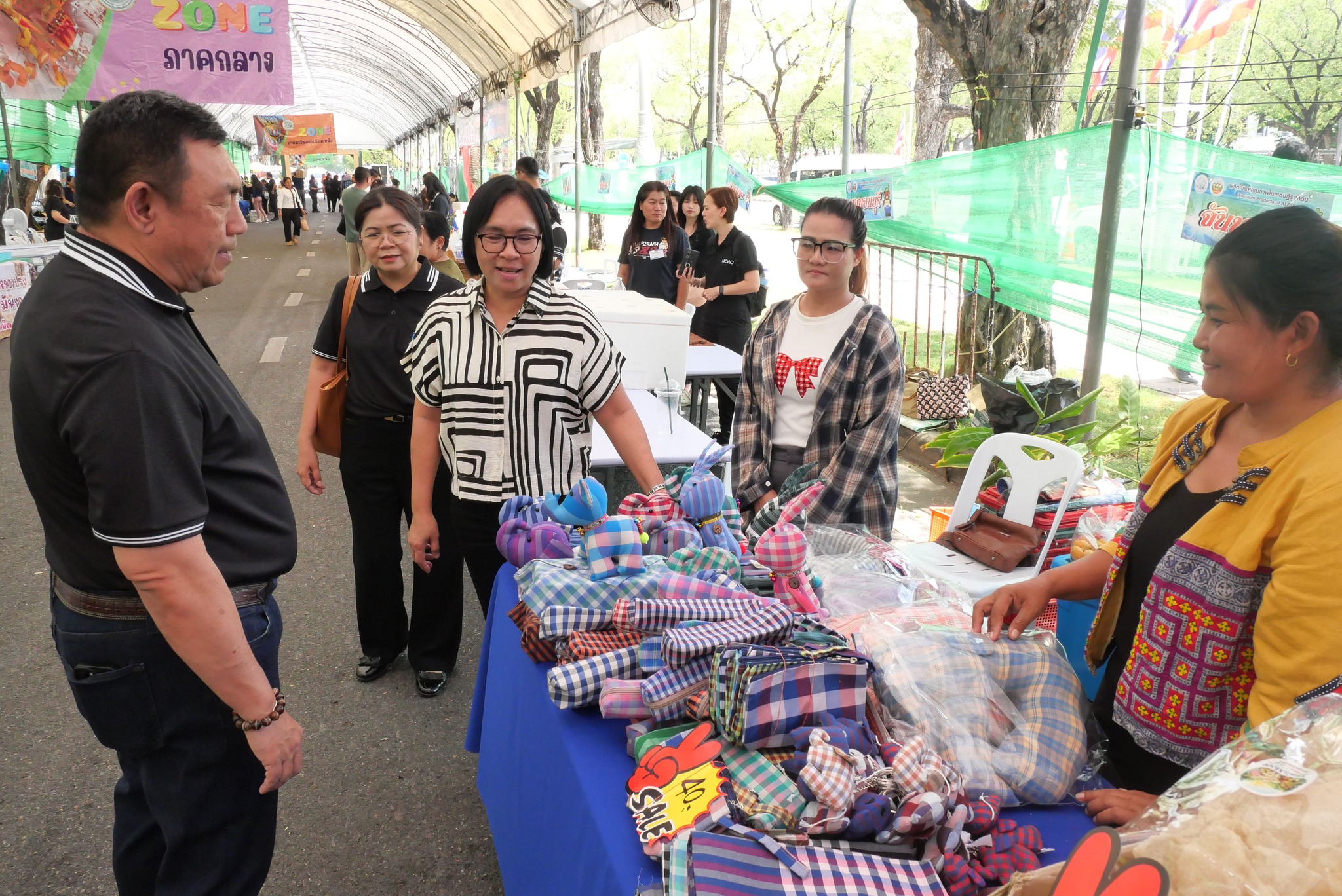 title - เลขาธิการ ส.ป.ก. เยี่ยมทักทายเกษตรกรและซื้อสินค้าในบรรยากาศวันสุดท้ายของการออกร้านขายสินค้า จากเขตปฏิรูปที่ดิน ส่งท้ายงานครบรอบ 51 ปี ส.ป.ก.